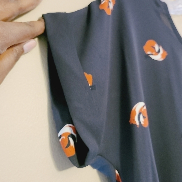 Everly | Women's Navy Fox Print Hi-Low Rolled Sleeved Top (Size Medium) - Picture 8 of 11